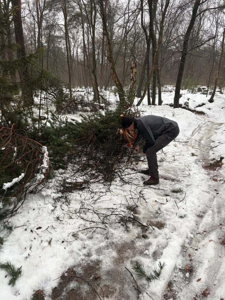 Mountainbike route Utrechtse Heuvelrug wordt onderhouden door vrijwilliger in de winter