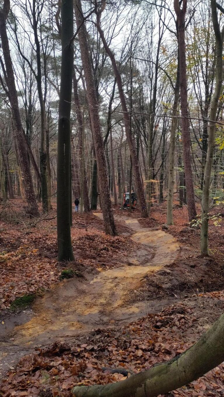 Mountainbike route Utrechtse Heuvelrug wordt onderhouden door vrijwilligers met graafmachine door vrijwilligers app